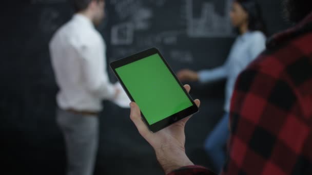 年轻团队讨论创业 一个人拿着绿屏平板电脑 — 图库视频影像