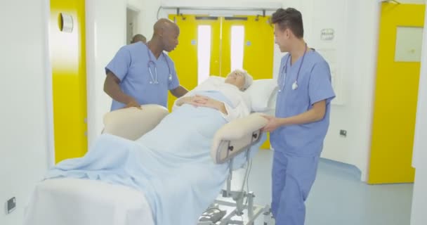 Operatori Medici Amichevoli Che Prendono Cura Dei Pazienti Ospedale Moderno — Video Stock