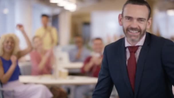 Retrato Del Gerente Negocios Sonriente Oficina Con Personal Aplaudiendo Segundo — Vídeo de stock