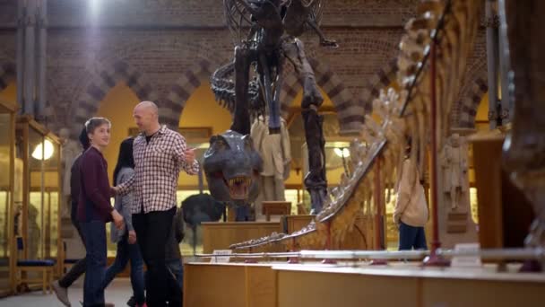 Vader Zoon Het Natuurhistorisch Museum Exposities Met Verbazing Kijken — Stockvideo