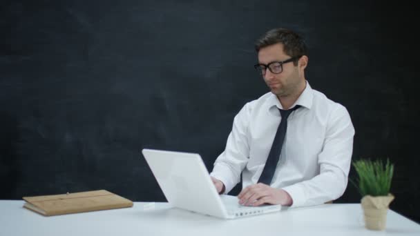 Πορτρέτο Του Χαμογελώντας Επιχειρηματίας Χρησιμοποιώντας Laptop Κενό Πίνακα Κιμωλίας Στο — Αρχείο Βίντεο