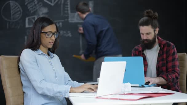 Equipe Young Empresa Startup Trabalhando Conjunto Discutindo Plano Negócios — Vídeo de Stock