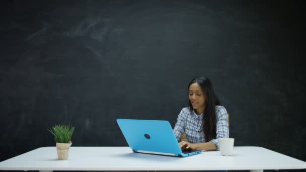 Vrouw Die Laptop Werkt Kijken Naar Schoolbord Achter Voor Inspiratie — Stockvideo