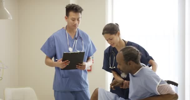 Zdravotníci Nemocnici Pomáhat Starší Muž Pomohl Postele — Stock video