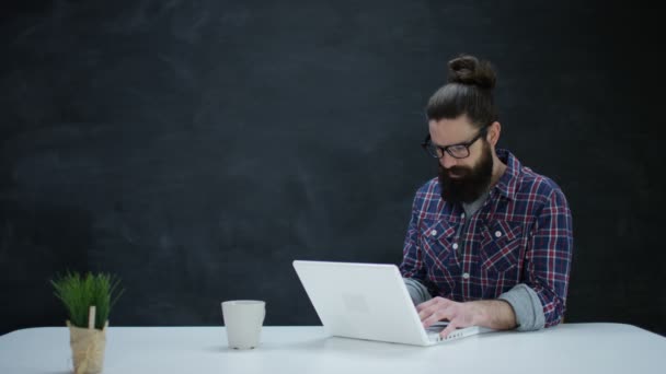 Homem Hipster Usando Computador Portátil Pensando Fundo Quadro Branco — Vídeo de Stock