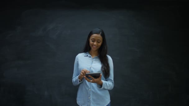 Retrato Mujer Sonriente Usando Tableta Computadora Sobre Fondo Pizarra — Vídeos de Stock