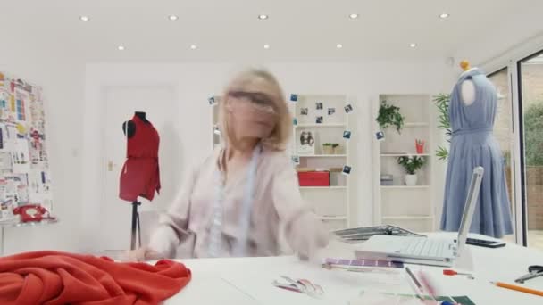 Zeitraffer Einer Viel Beschäftigten Modedesignerin Bei Der Arbeit Ihrem Atelier — Stockvideo