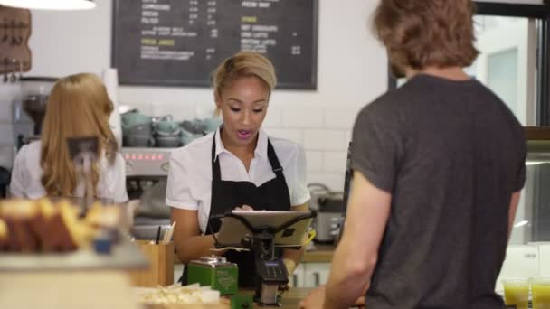 Glada Arbetare Som Betjänar Kunder Och Betalt Staden Kafé — Stockvideo