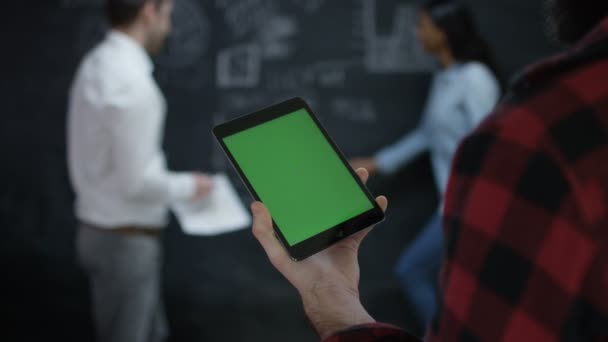 Jonge Team Bespreken Opstarten Van Bedrijven Een Man Met Tablet — Stockvideo