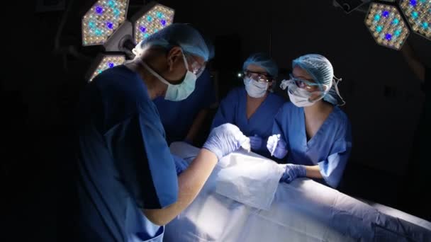 Hochwinkelaufnahme Des Chirurgenteams Das Einen Patienten Theater Operiert — Stockvideo