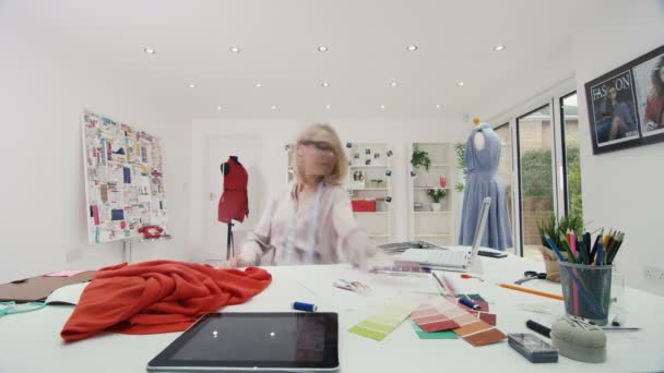 Zeitraffer Einer Viel Beschäftigten Modedesignerin Bei Der Arbeit Ihrem Atelier — Stockvideo