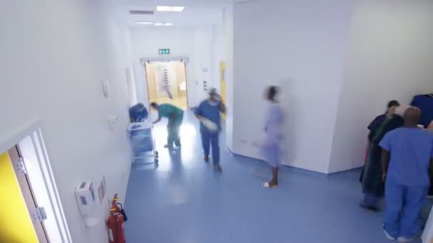 Zaman Atlamalı Personeli Modern Hastane Binada Meşgul Alanı Yürürken Hastaların — Stok video