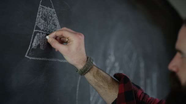 Tartışmasında Yazı Tahtası Üzerinde Çizim Planı Oluşturma Adamları — Stok video
