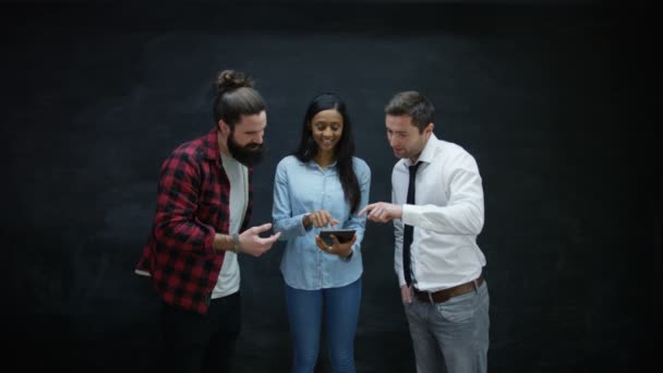 年轻企业家创业小组在黑板背景上的平板电脑 — 图库视频影像