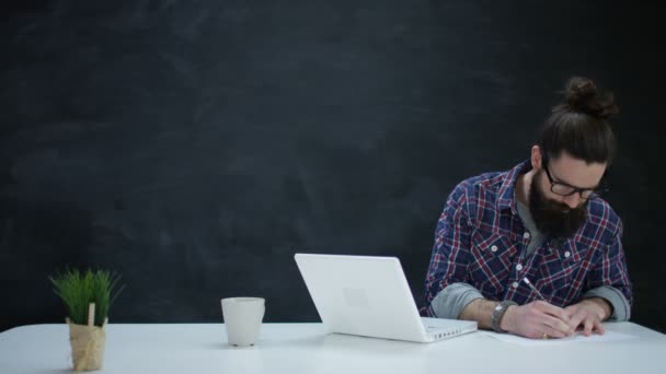 Homem Com Laptop Escrevendo Ideias Estragando Papel Jogando Câmera — Vídeo de Stock
