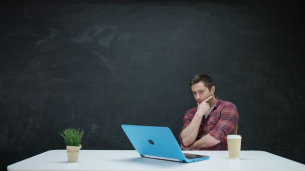Man Die Laptop Werkt Zoek Naar Inspiratie Tegen Schoolbord Achtergrond — Stockvideo