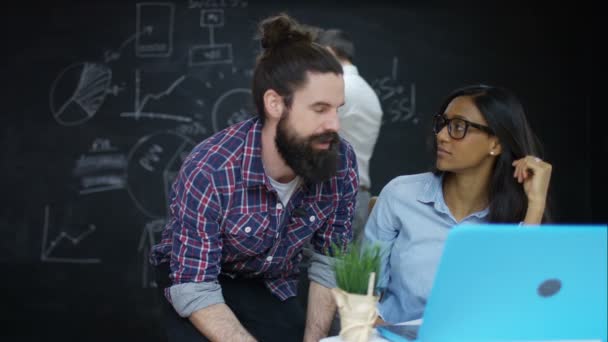 Ung Företagare Business Grupp Arbetar Och Brainstorming Kreativa Kontor — Stockvideo