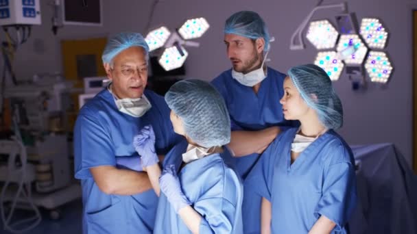手术室外科手术人员微笑混合族的肖像 — 图库视频影像