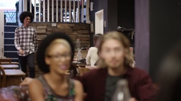 Счастливая Компания Друзей Гуляющих Выпивающих Городской Кофейне — стоковое видео