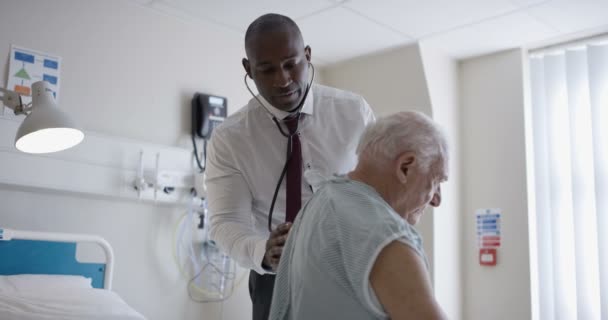 Amistoso Médico Del Hospital Examinando Paciente Anciano Una Habitación Privada — Vídeos de Stock