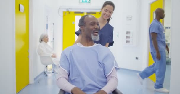 Дружелюбные Медицинские Работники Заботятся Пациентах Современной Больнице — стоковое видео