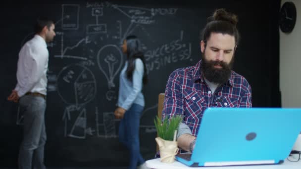 Groupe Jeunes Entrepreneurs Qui Travaillent Réfléchissent Dans Bureau Créatif — Video