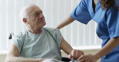 4 k bakım tıbbi işçi konuşan kelime tekerlekli sandalye yaşlı adam için konforu