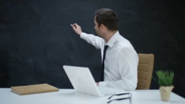 4k işadamı yazma veya çizme kara tahta sanki elini hareket dizüstü bilgisayar ile