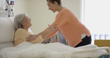 4 k üst düzey Bayan hastane odası, kocası ve kızı ziyaret etti ve onunla sohbet