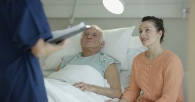 4 k kızı ziyaret yaşlı baba hastane ve tıp işçi onlarla konuşmaya