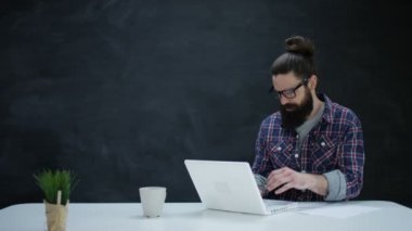 4k fikirleri aşağı yazma, kağıt kadar vidalama ve kameraya atma dizüstü bilgisayar ile adam