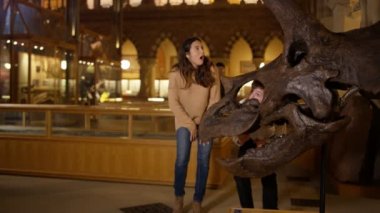 4 k anne ve oğlu bir dinozor iskeleti seyir Doğal Tarih Müzesi'nde.