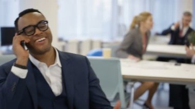 4 k telaşlı kurumsal iş takım modern ofiste birbirleriyle rekabet