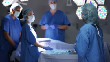 4k arkasında, meslektaşları ile tiyatro sömürge kadın cerrah portresi