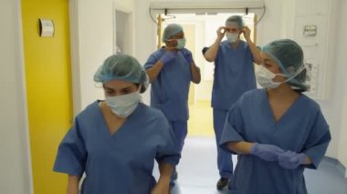 Cerrahlar cerrahi işlemden sonra koridorda yürürken
