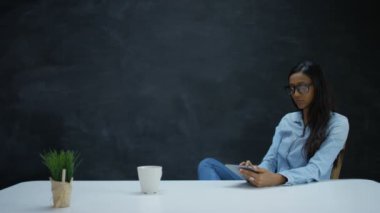 4k tablet bilgisayar boş kara tahta arka plan üzerinde kullanan gülümseyen kadın portresi