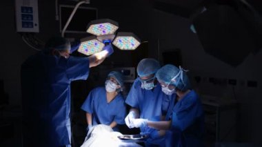 4k cerrahlar bir hastanın operasyonu tiyatro işletim ekibi.