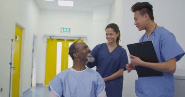 4 k dostu tıbbi çalışanlar modern hastanede hasta bakımı