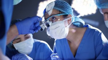 4 k cerrahlar hasta asistan cerrah'ın yüz Teri silerek faaliyet