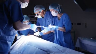 4k cerrahlar bir hastanın operasyonu tiyatro işletim ekibi.