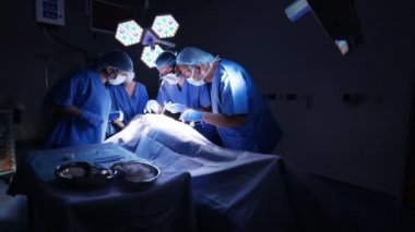 4k cerrahlar bir hastanın operasyonu tiyatro işletim ekibi.