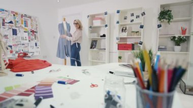 4 k moda tasarımcısı yaratıcı stüdyo masasında çalışan