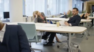 4 k yorgun iş adamları işyerinde - kurumsal iş takım aralığı duyguları görüntüleme