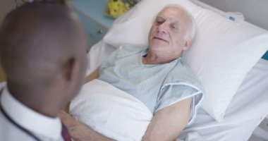 4 k dostu Doktor onun başucu adlı yaşlı hasta konuşuyor