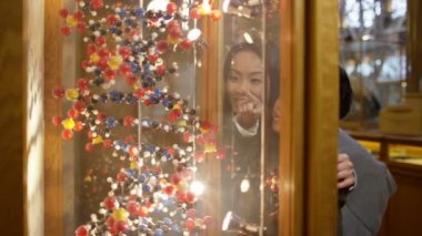 4k anne ve çocuğu Dna molekülleri kabine bakarak Bilim Müzesi