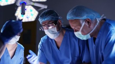 4k ameliyathane, Doktor hastaya enjeksiyon vererek cerrahlarından ekibi 