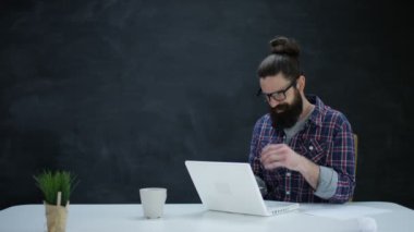 fikirleri aşağı yazma dizüstü bilgisayar ile 4 k Hipster adam kağıt kadar vidalama