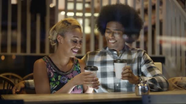 Feliz Casal Jovem Conversando Tomando Bebidas Café Cidade — Vídeo de Stock