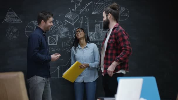 Equipe Profissional Young Empresa Inicialização Discutindo Plano Negócios — Vídeo de Stock