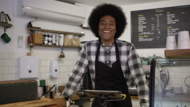 友好的微笑的工作者的肖像站在柜台后面的咖啡店 — 图库视频影像
